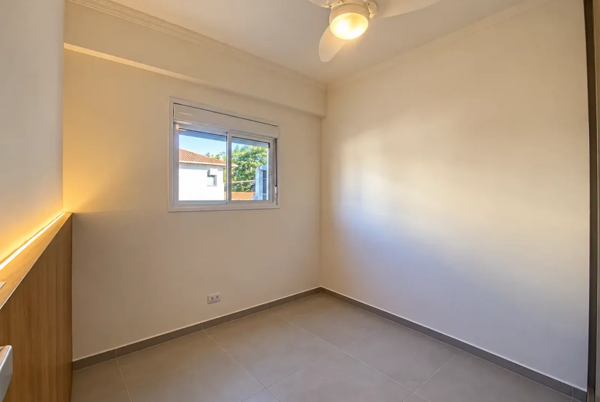 Quarto com armário planejado e janela