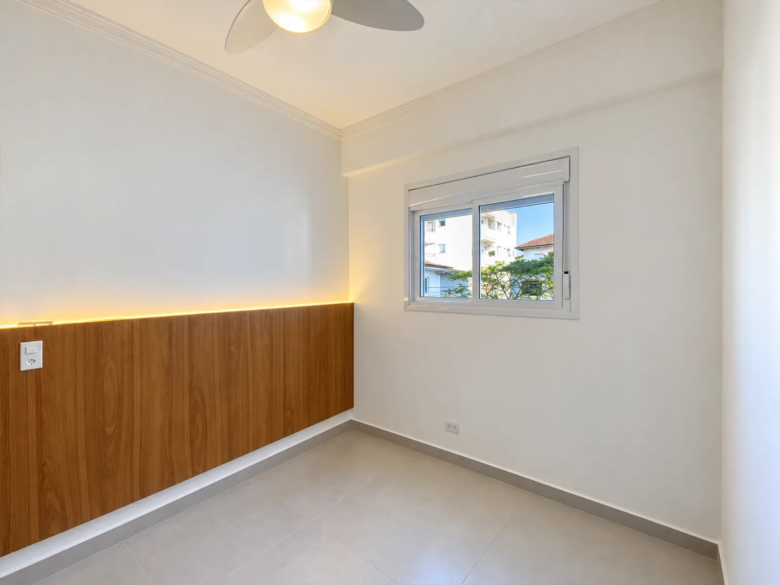apartamento-itagua-ubatuba-90m2-quarto Dormitório com armário planejado e vista pela janela