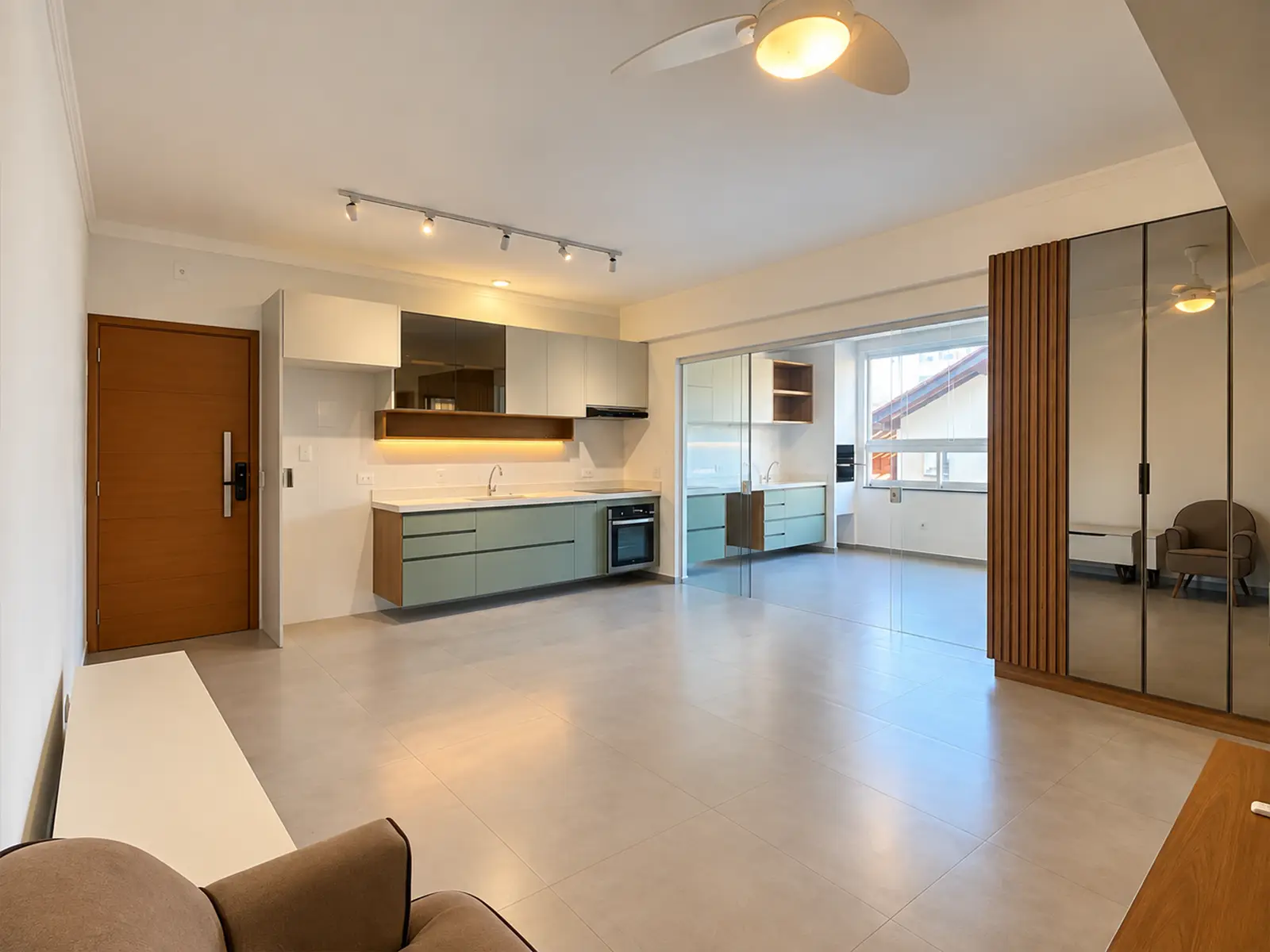 apartamento-itagua-ubatuba-90m2-varanda-armarios-planejados-3 Varanda gourmet com bancada, armários e área de convivência