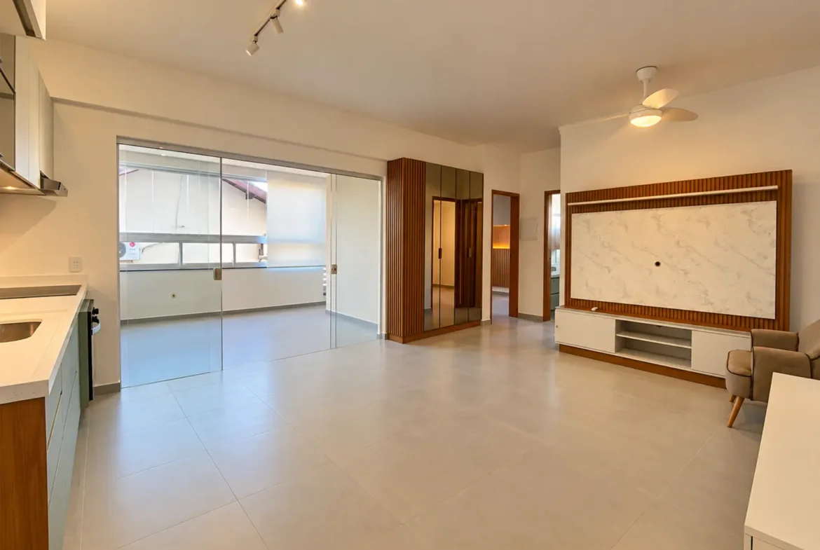 sala ampla com armários planejados
