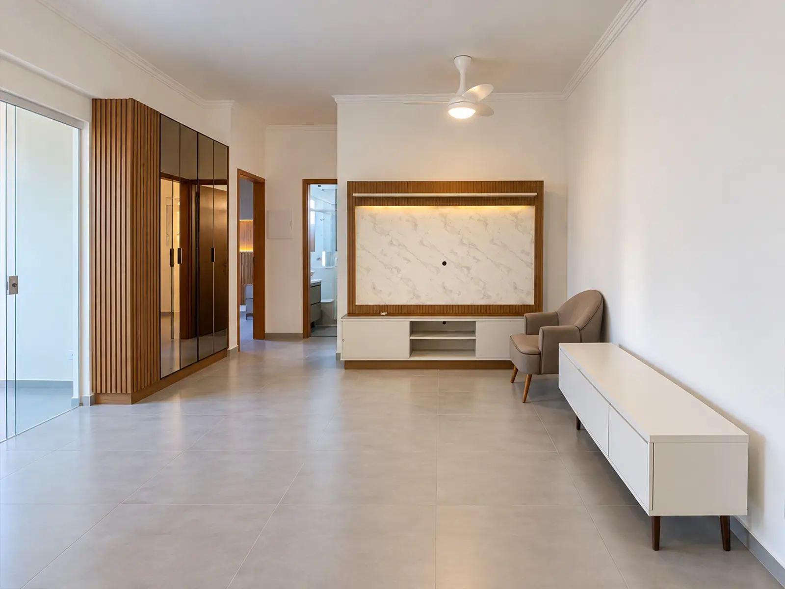 apartamento-itagua-ubatuba-90m2-varanda-armarios-planejados-vista-3 sala ampla integrada com armários planejados