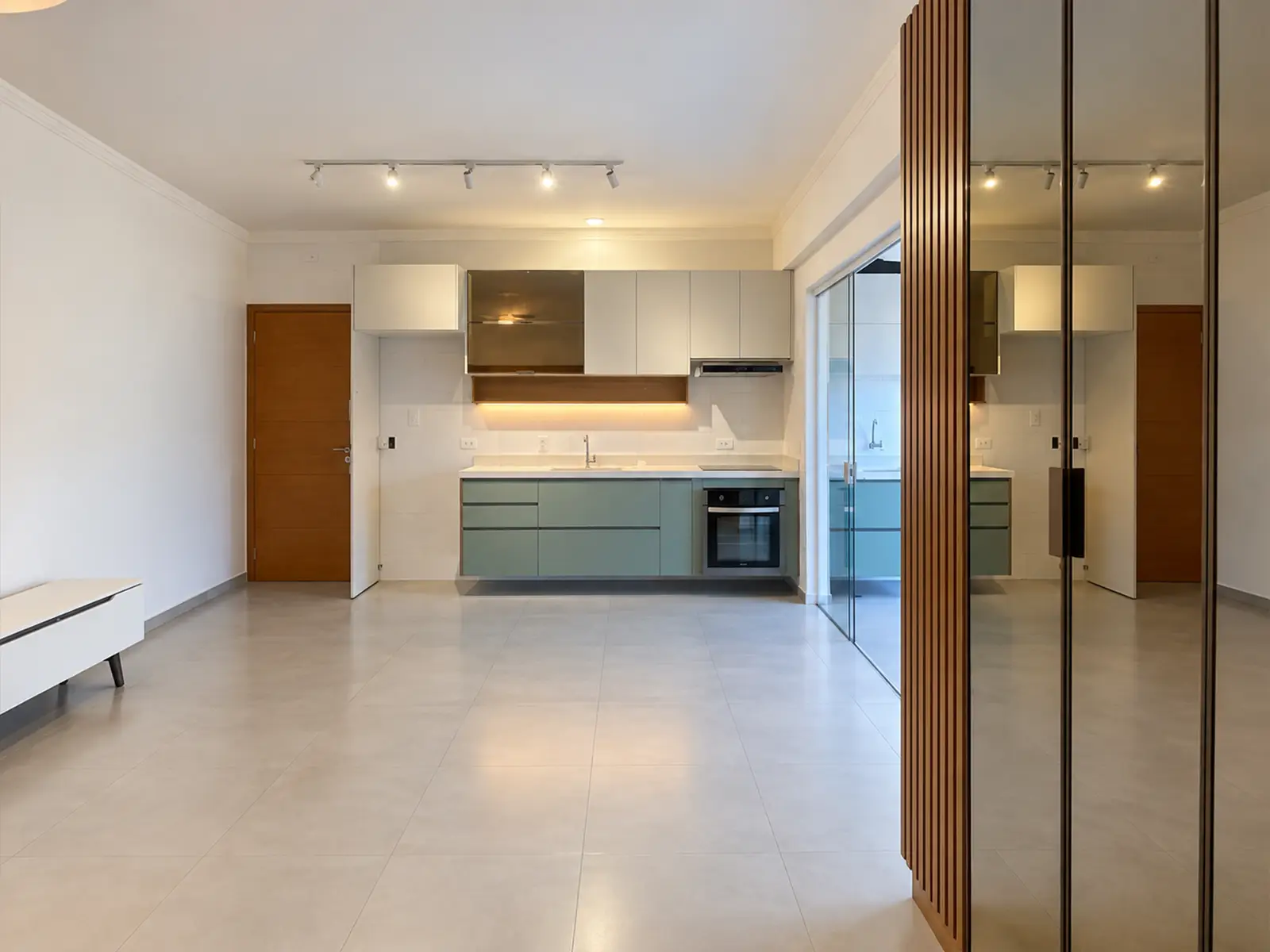 apartamento-itagua-ubatuba-90m2-varanda-armarios-planejados-vista sala com armários planejados e bancada