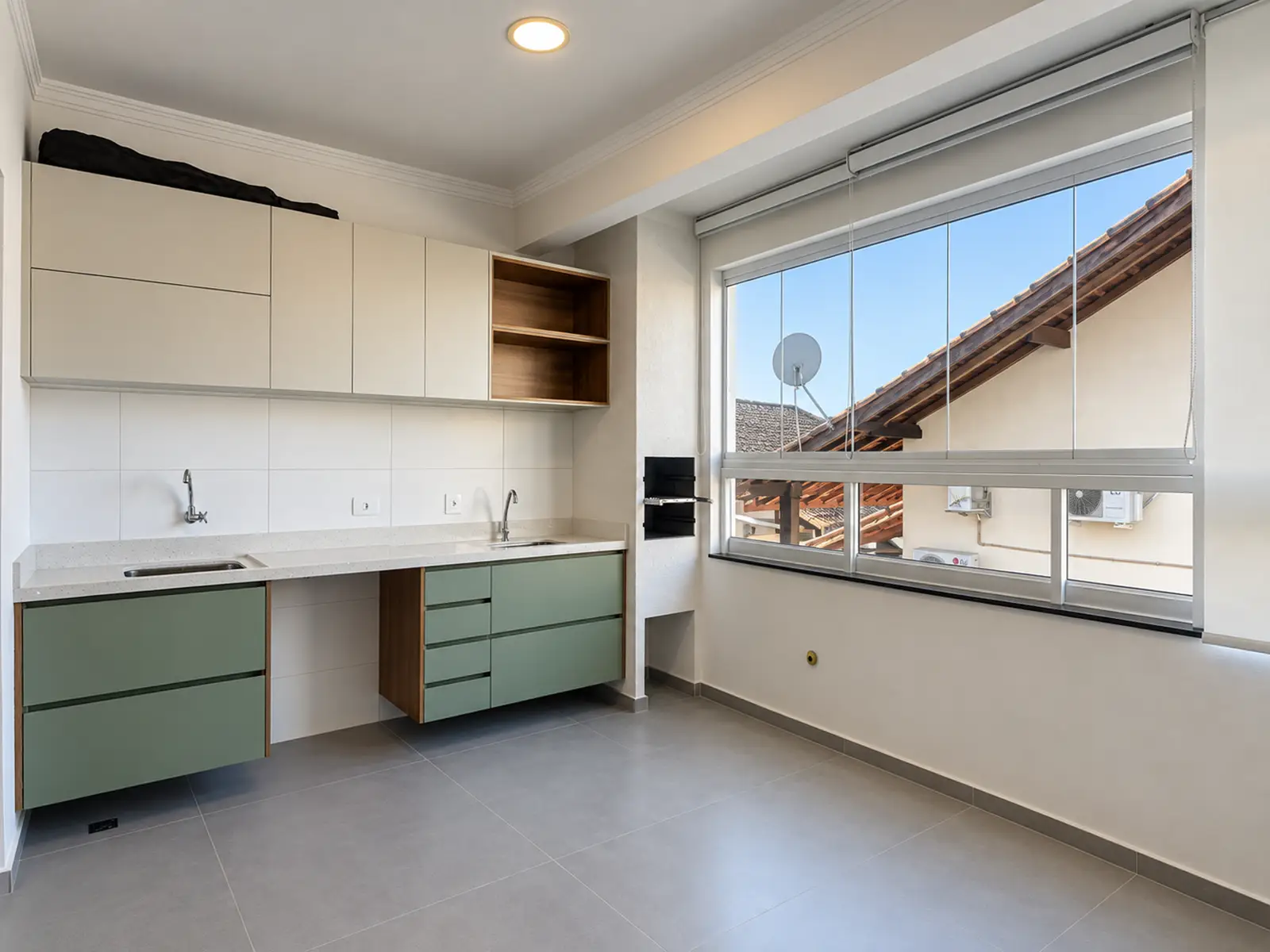 apartamento-itagua-ubatuba-90m2-varanda-com-churrasqueira-3 Varanda gourmet do apartamento com armários planejados