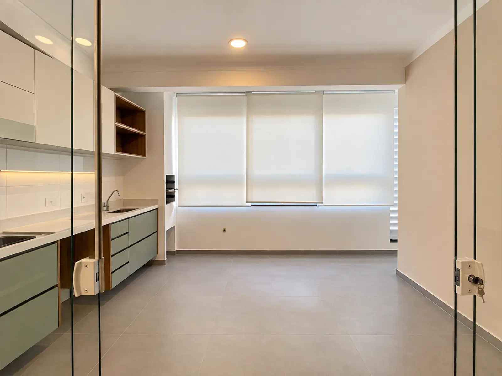 apartamento-itagua-ubatuba-90m2-varanda-gourmet Varanda com churrasqueira e fechamento em vidro
