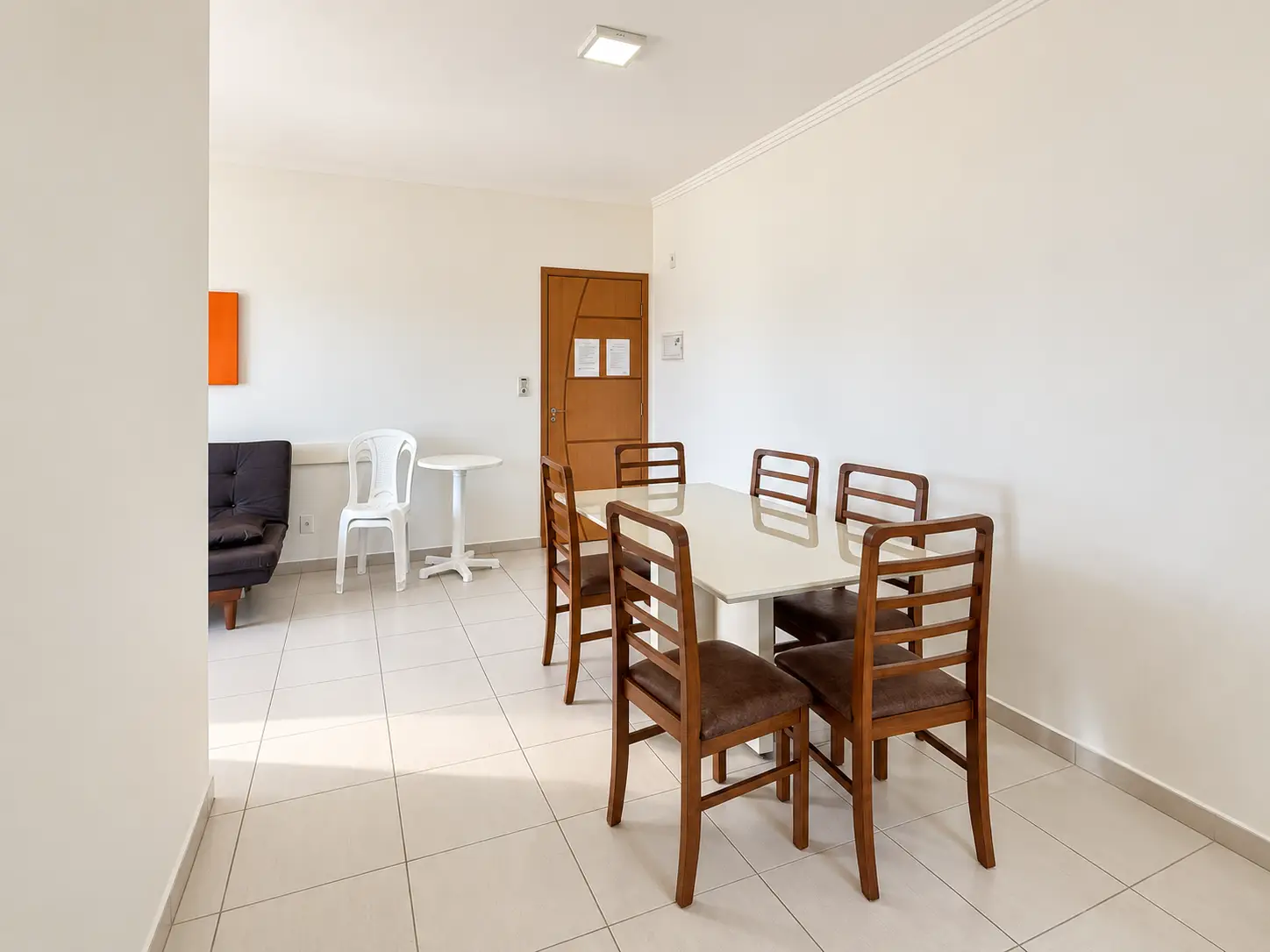apartamento-praia-grande-sala Sala de jantar do apartamento com mesa, cadeiras e piso claro.