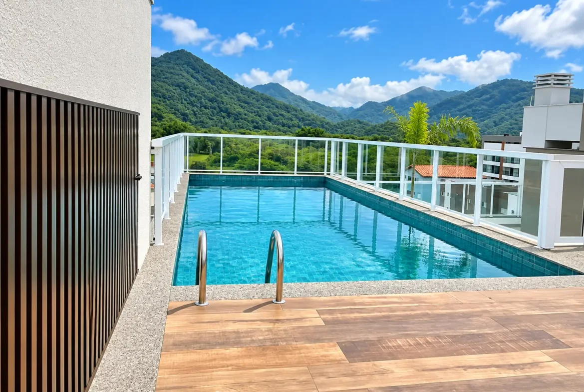 Outro ângulo da piscina no rooftop, com guarda-corpo de vidro e vista para as montanhas.